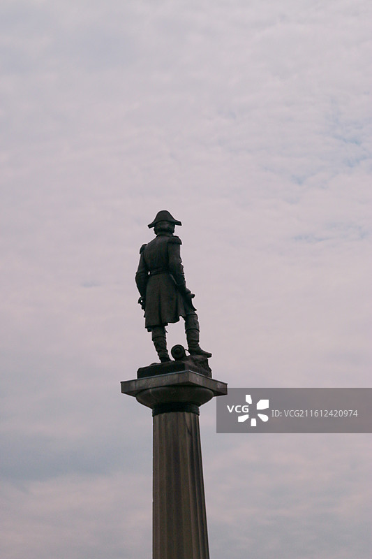 高耸石柱上的雕像图片素材