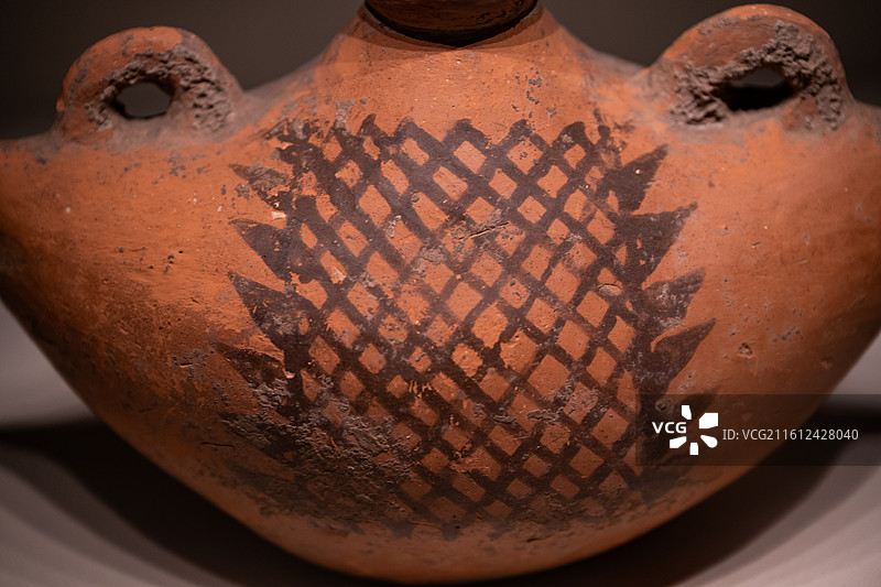 国家博物馆 新石器时代仰韶文化 船形彩陶壶 1958年陕西宝鸡北首岭出土 禁止出境文物图片素材