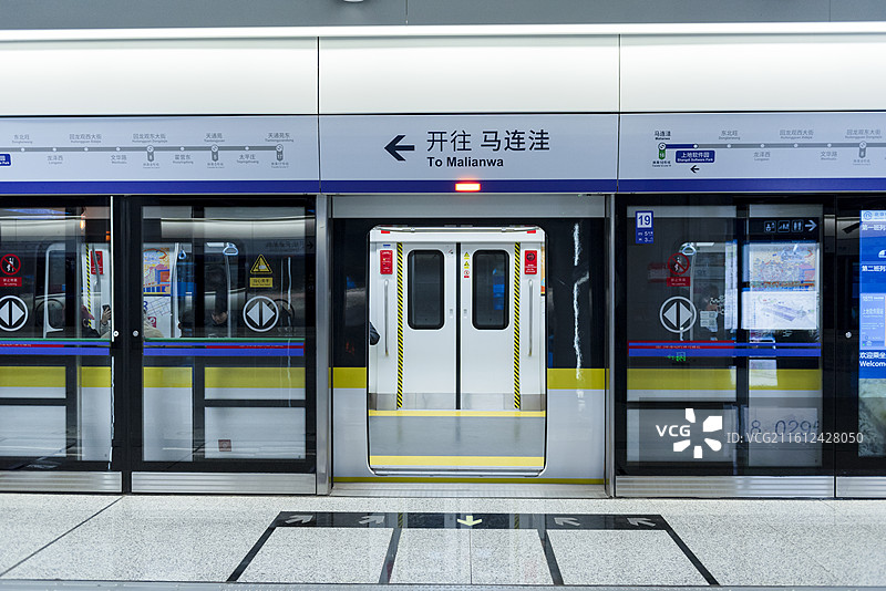 北京地铁18号线 上地软件园站 开往马连洼方向图片素材