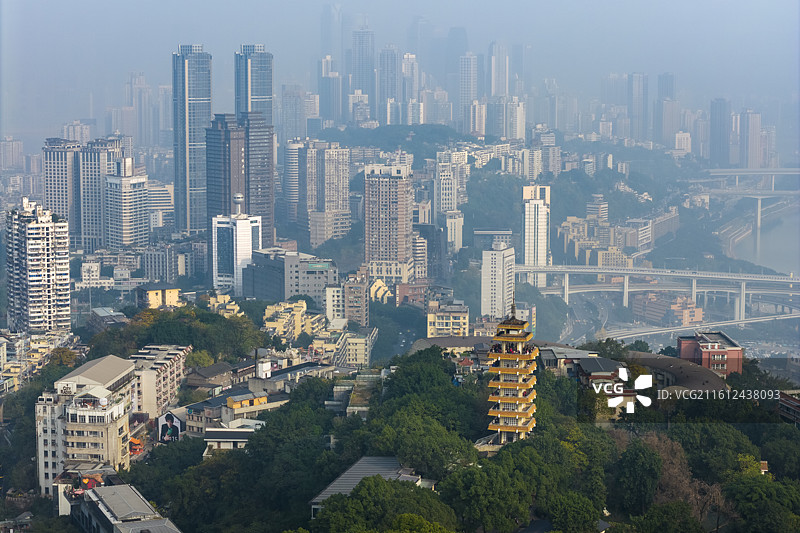 重庆鹅岭公园瞰胜楼与现代城市古今同框图片素材