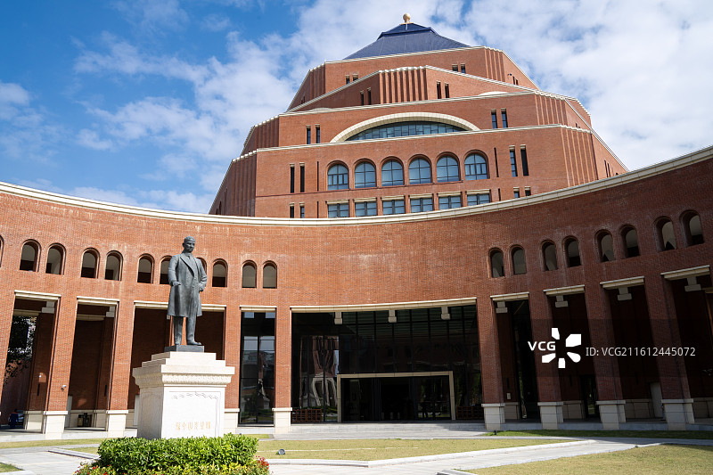 中国广东中山大学深圳校区校园风光，标志性建筑图书馆及孙中山先生铜像图片素材
