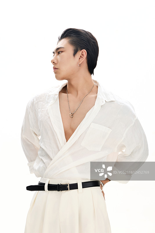 年轻帅气的肌肉健美亚洲男性形象图片素材