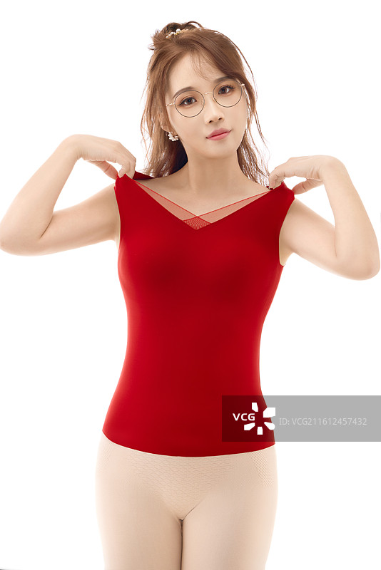 影棚拍摄白色背景前展示女性束身衣的亚洲美女图片素材