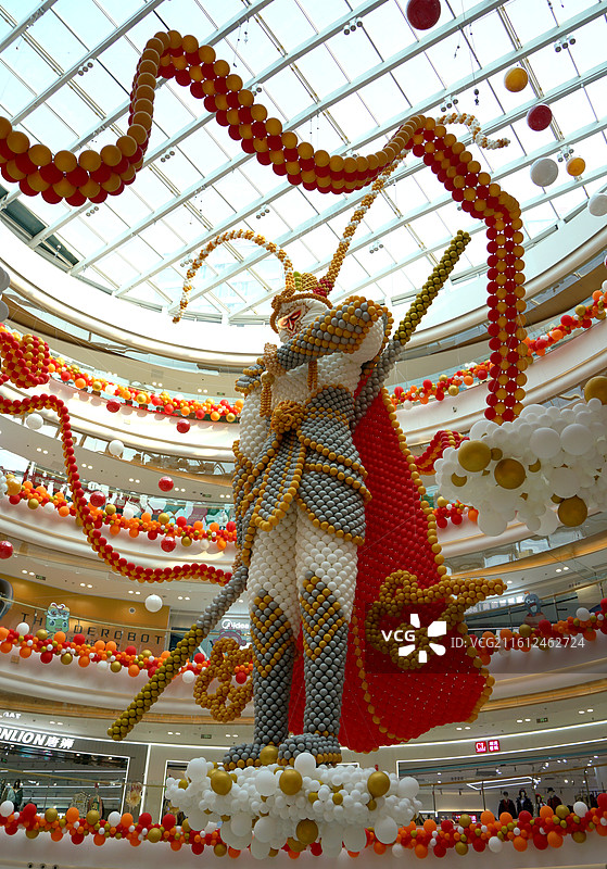 淄博彩球装扮的孙悟空造型图片素材