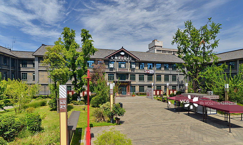 城市地标建筑与道路，四川成都一环路，成都中医药大学图片素材