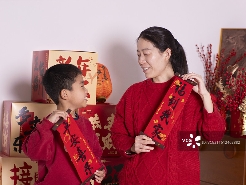 春节母子拜年图片素材