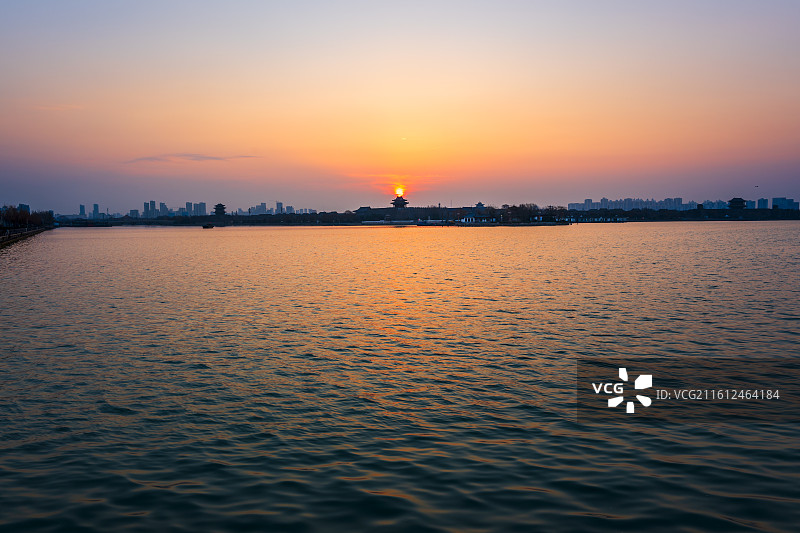 隔湖瞭望东昌古城日出--东昌湖畔东昌古城冬天日出（东昌古城角楼）图片素材