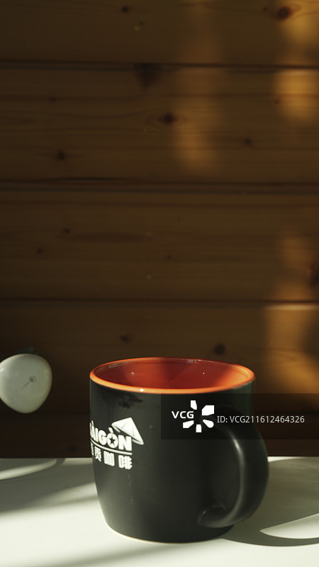 冬日暖阳下的一杯热咖啡特写图片素材