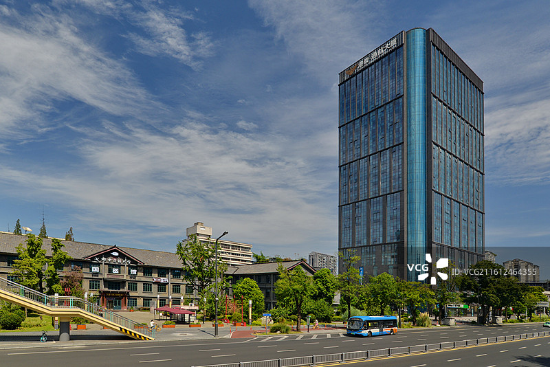 城市地标建筑与道路，四川成都一环路，空旷的通惠门街道图片素材