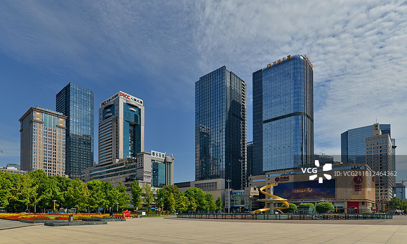 城市地标建筑与道路，四川成都市中心，空旷无人的天府广场及街道图片素材