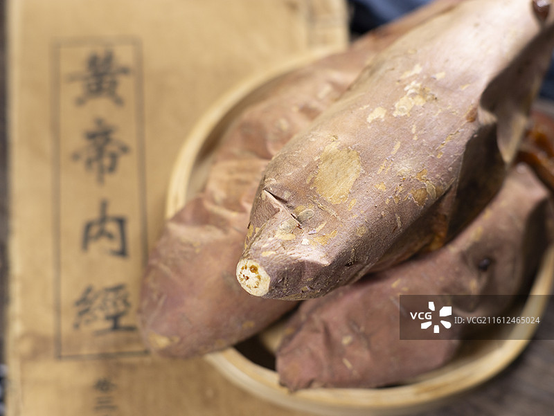 烤熟的红心番薯地瓜红薯图片素材