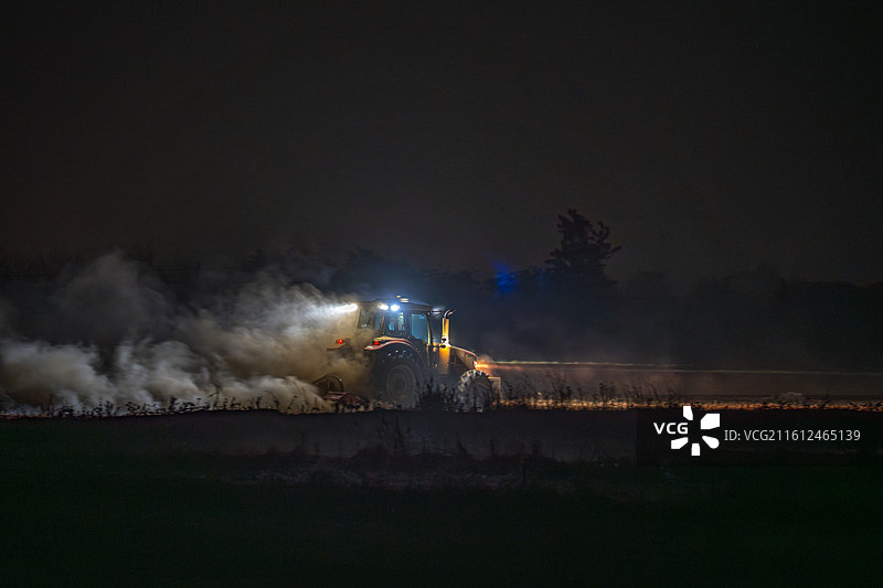 夜晚农作的拖拉机图片素材