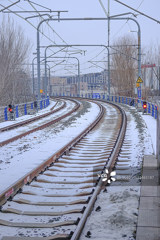 雪覆轨道与列车图片素材
