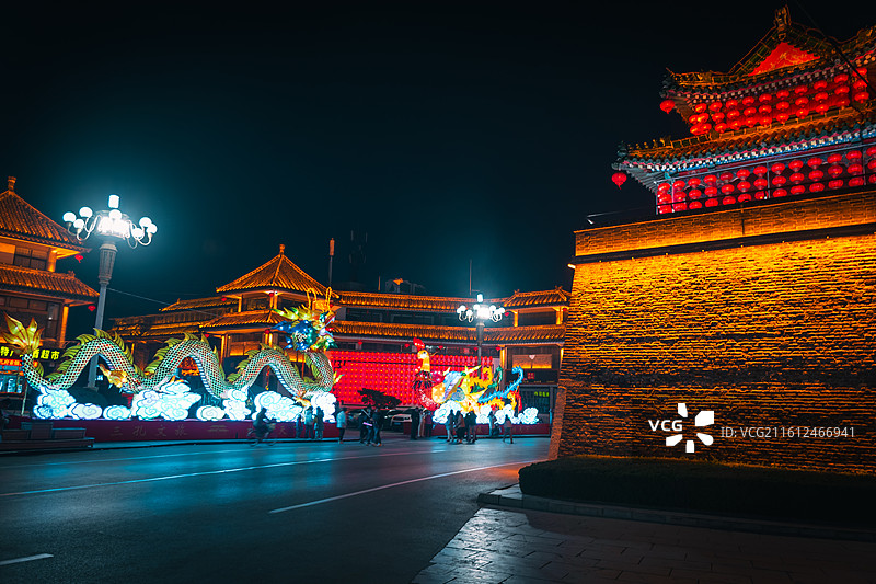 济宁曲阜孔庙外的老街中式古典建筑民居夜景图片素材