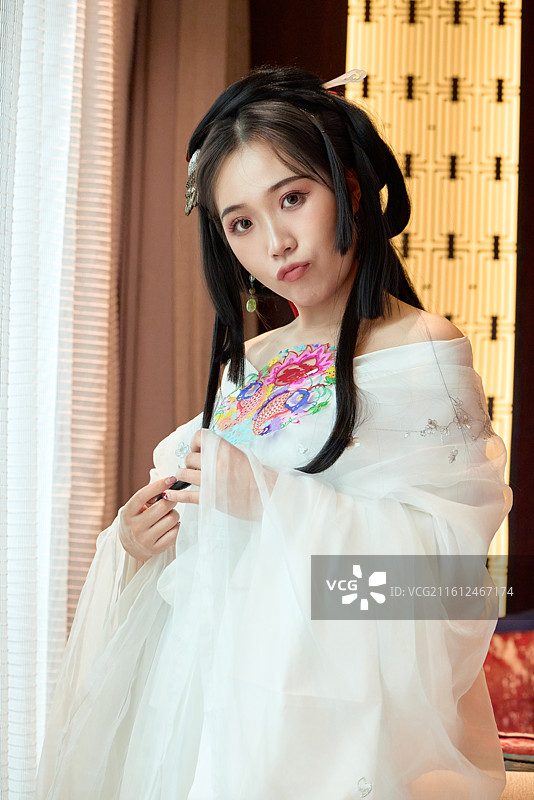 身穿汉服战国袍的亚洲美女与蔚县剪纸图片素材