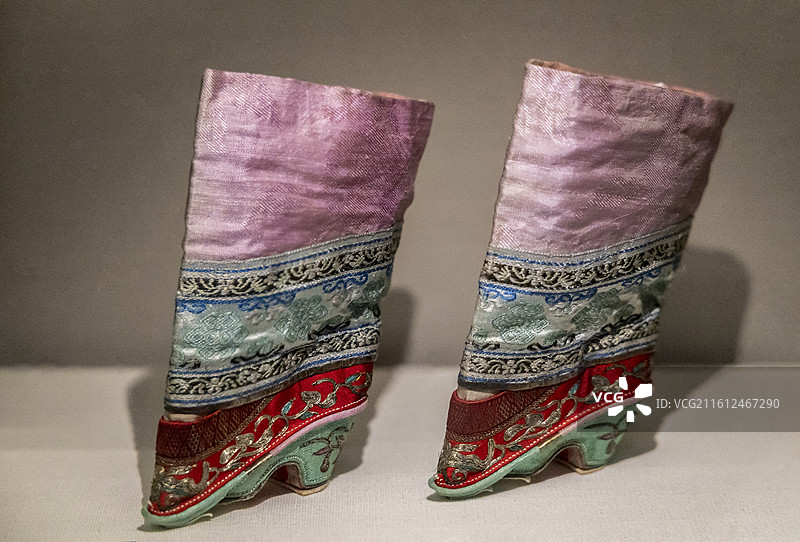 浙江杭州中国丝绸博物馆“中国丝绸与丝绸之路”展：小脚鞋（清末—民国初，19世纪末—20世纪初）图片素材