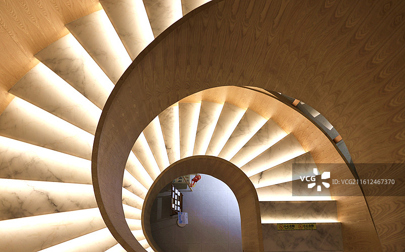 室内螺旋楼梯的高角度视图图片素材