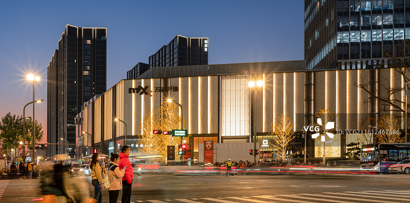 苏州万象天地，商业街区外立面夜景图片素材