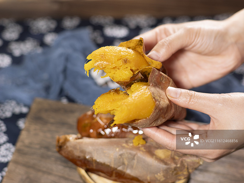 烤熟的红心番薯地瓜红薯图片素材