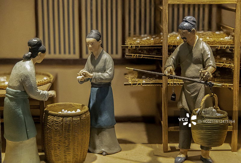 浙江杭州中国丝绸博物馆：《蚕织图》微缩模型：下繭、约繭（以南宋高宗吴皇后题注本《蚕织图》为蓝本）图片素材