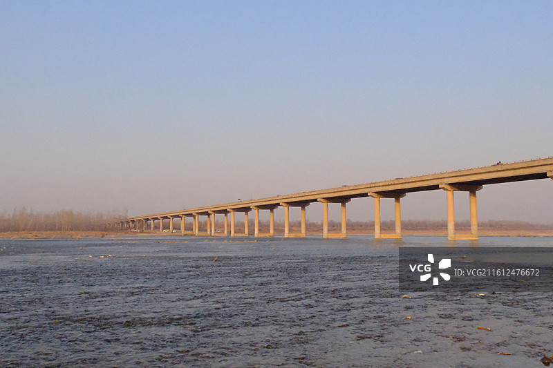 冬天北方河水与大桥。过河江枯草芦苇桥梁图片素材