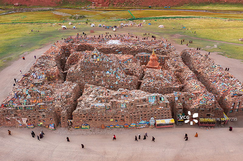 松格玛尼石经城位于四川省甘孜州石渠县阿日扎镇扎溪卡草原，始建于公元10世纪格萨尔王时期，距今已有千年图片素材