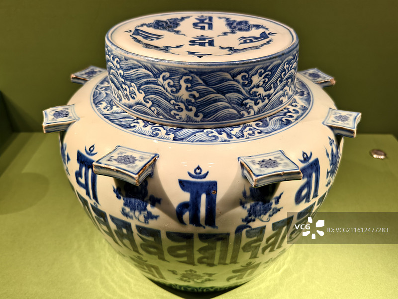 从紫禁城到故宫博物院~百年守护～青花蓝查体梵文出戟盖罐，明宣德图片素材