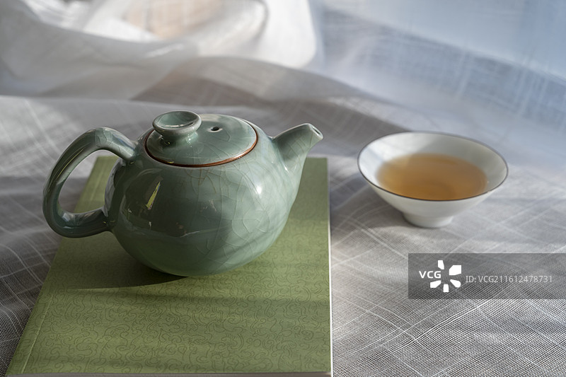 龙泉青瓷茶壶和红茶特写图片素材
