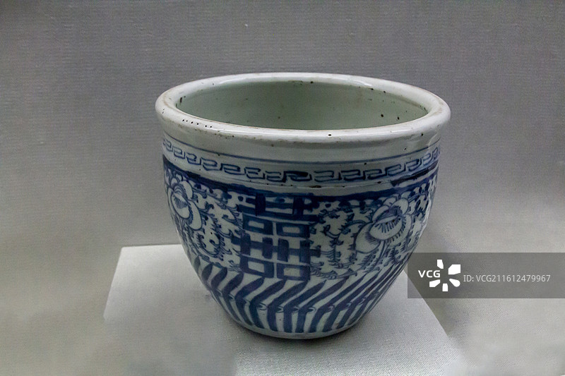 北京市永定河文化博物馆（门头沟区博物馆）“从历史走来的门头沟”展：青花喜字纹卷缸（清代，征集）图片素材