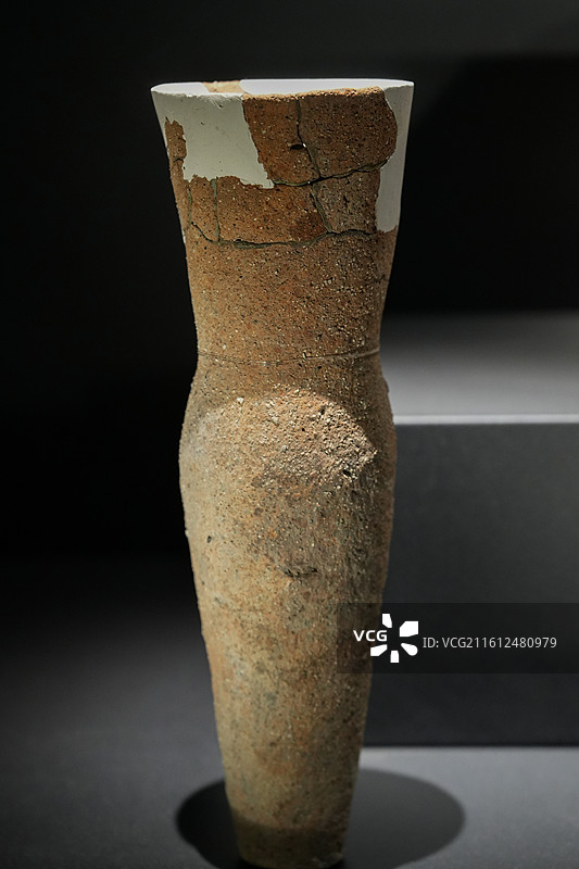 中国四川广汉三星堆博物馆陶高领壶图片素材