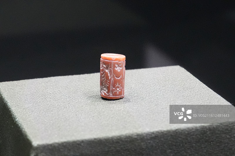 滚印_印章表面刻有太阳和月亮等图案_青铜时代中期（叙利亚古代文物精品展）图片素材