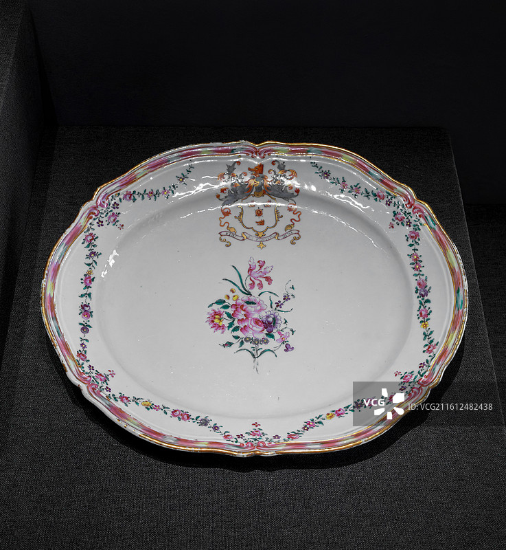 清代外销瓷器，广彩瓷，纹章瓷，菱花口大盘图片素材