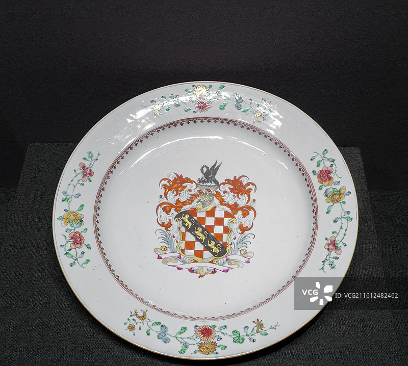 清代外销瓷器，广彩瓷，纹章瓷，徽章花卉纹盘图片素材