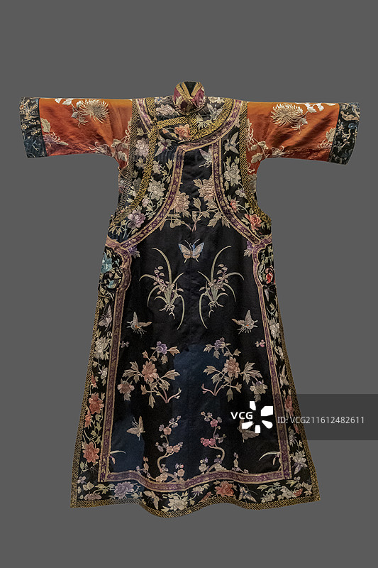 浙江杭州中国丝绸博物馆“中国丝绸与丝绸之路”展：红地彩绣花鸟纹氅衣、黑绸地彩绣花卉蝴蝶纹褂襕（清代）图片素材