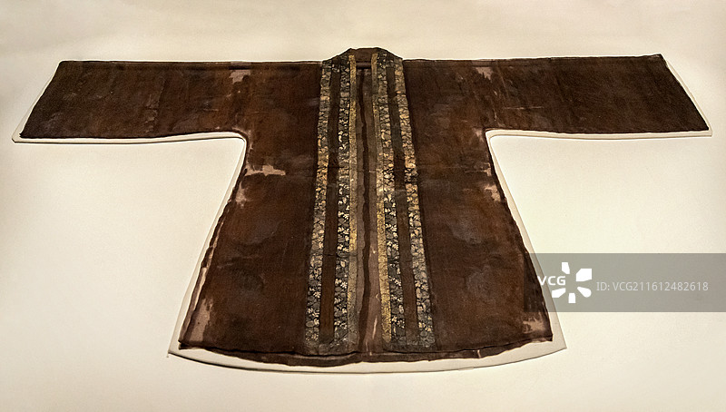 浙江杭州中国丝绸博物馆“中国丝绸与丝绸之路”展：紫褐色罗印金彩绘花边单衣（南宋，福建福州黄昇墓出土）图片素材