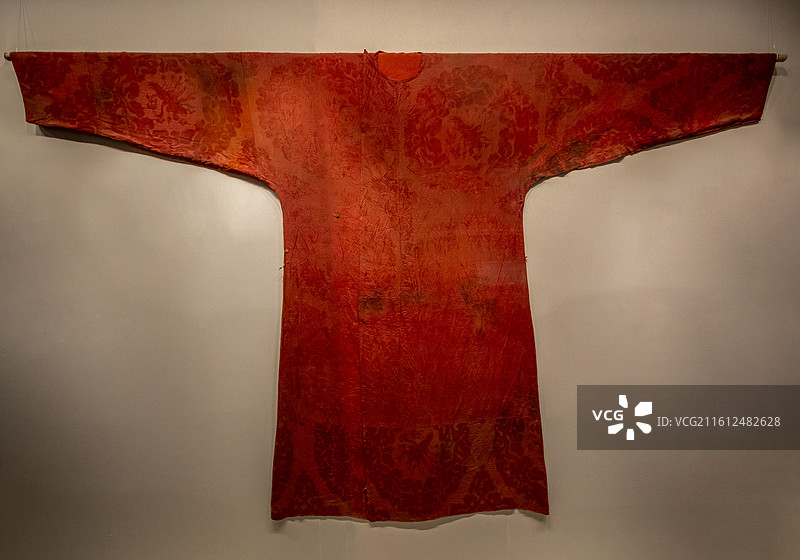 浙江杭州中国丝绸博物馆“中国丝绸与丝绸之路”展：仙人跨鹤纹绫袍（唐代）图片素材