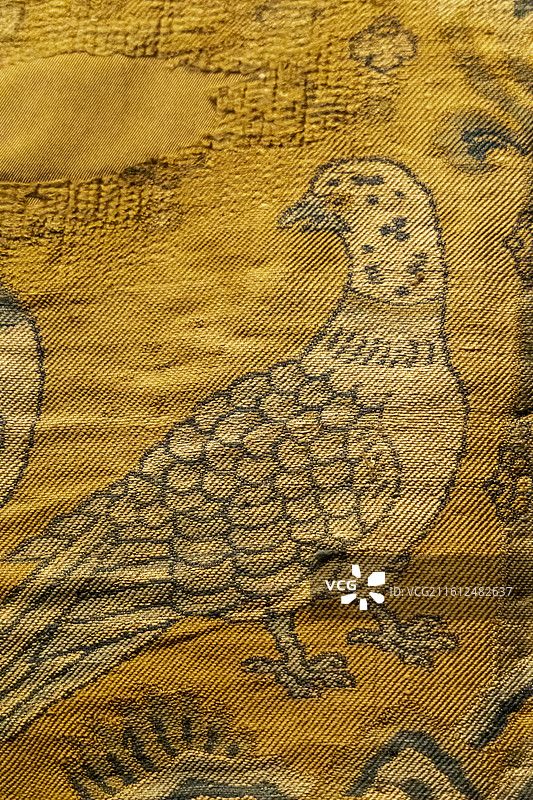 浙江杭州中国丝绸博物馆“中国丝绸与丝绸之路”展：鸽子纹锦袍【辽代（907—1125】图片素材