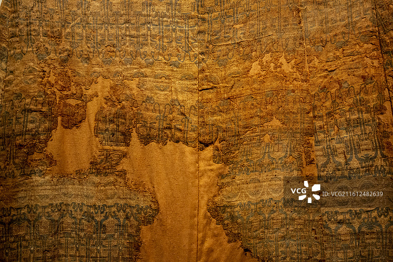 浙江杭州中国丝绸博物馆“中国丝绸与丝绸之路”展：几何形花叶纹锦袍（辽代，香港梦蝶轩捐赠）图片素材
