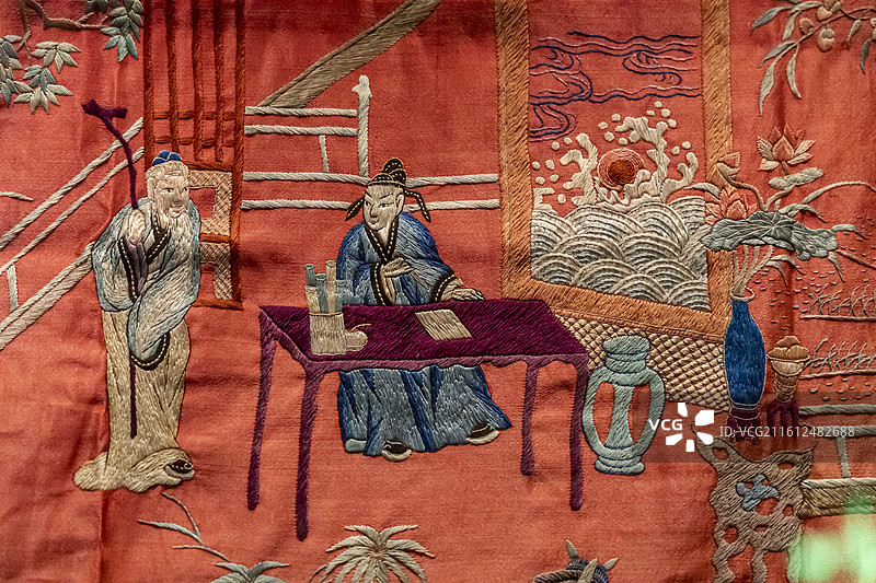 浙江杭州中国丝绸博物馆“中国丝绸与丝绸之路”展：彩绣人物帐沿（清代）图片素材