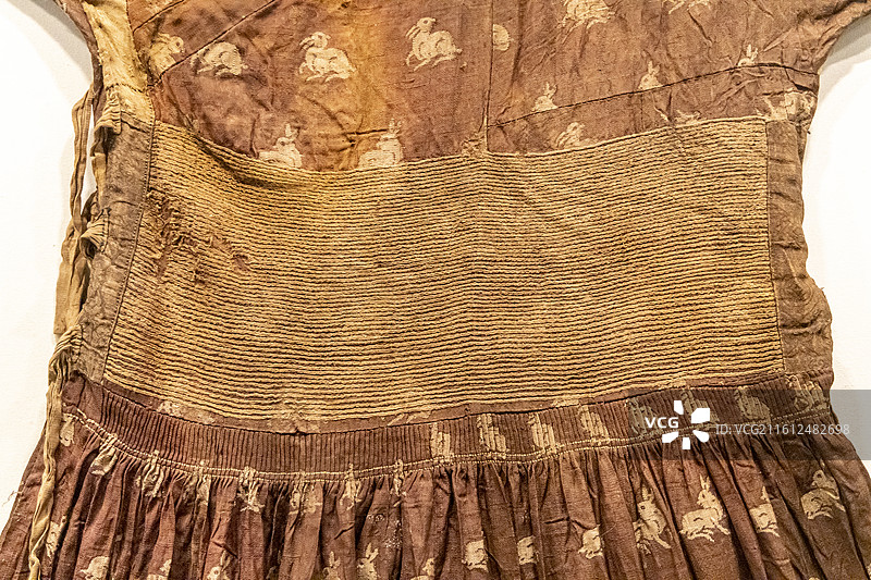 浙江杭州中国丝绸博物馆“中国丝绸与丝绸之路”展：兔纹花绫辫线袍（元代）图片素材