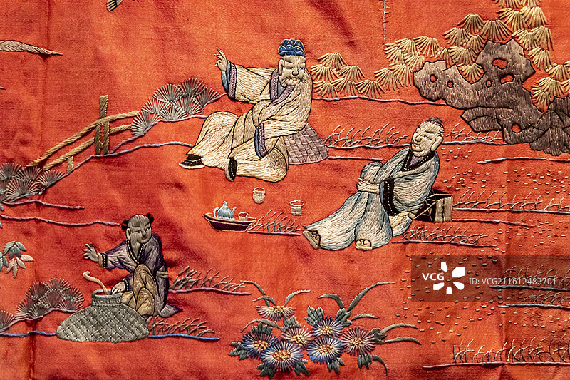 浙江杭州中国丝绸博物馆“中国丝绸与丝绸之路”展：彩绣人物帐沿（清代）图片素材