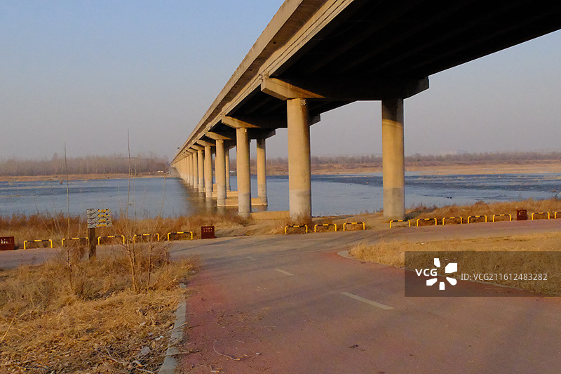 冬天北方河水与大桥。过河江枯草芦苇桥梁图片素材