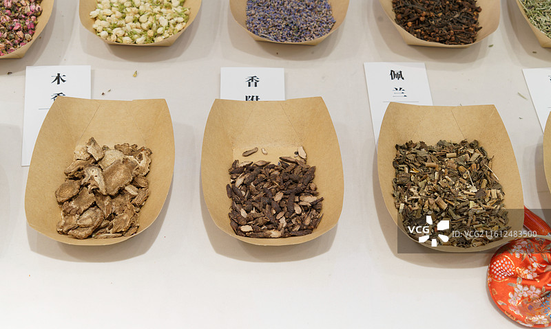 端午节制作香囊的香料图片素材