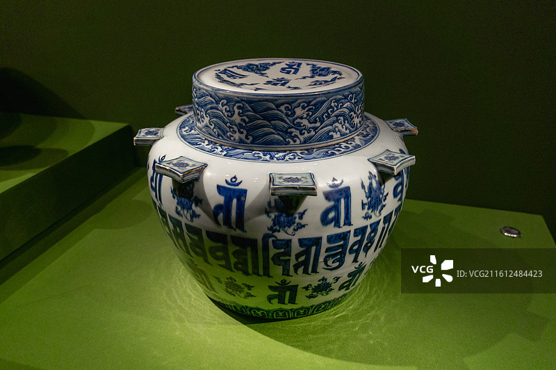 青花蓝查体梵文出戟盖罐图片素材