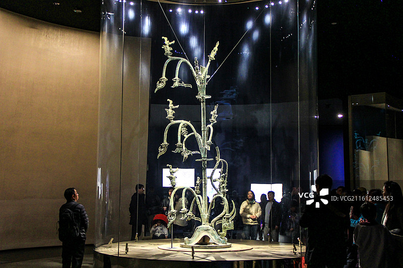 三星堆博物馆,一号青铜神树,镇馆之宝,商代后期,三星堆二号祭祀坑出土图片素材