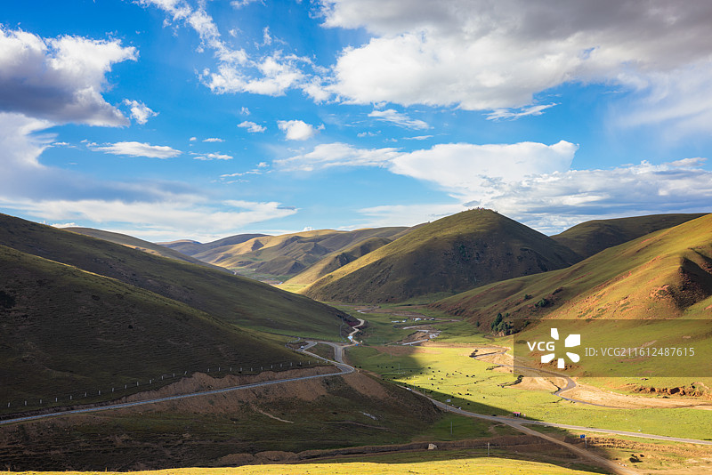 宗塔草原是位于中国四川省甘孜藏族自治州炉霍县东北部的高山牧场，以七彩花海、传统游牧文化和特色旅游图片素材