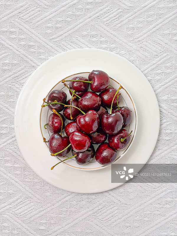 现代背景下俯拍车厘子图片素材