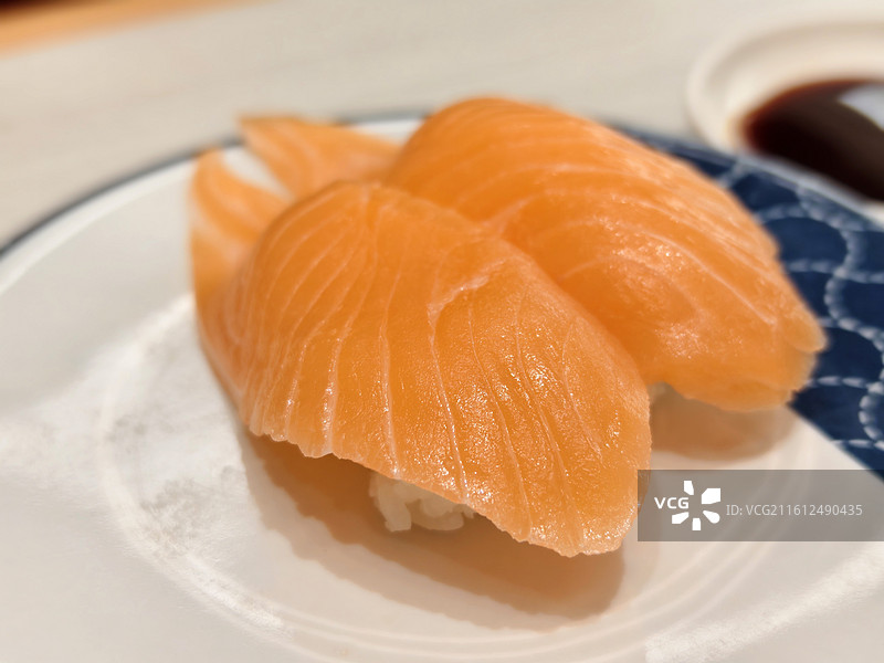 三文鱼手握寿司 日式经典海鲜寿司图片素材