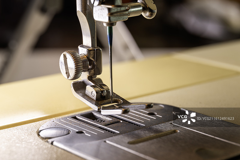 缝纫机特写针线缝纫针脚工业机械纺织图片素材
