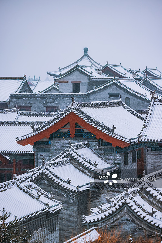 大雪覆盖下的太原古县城民居图片素材